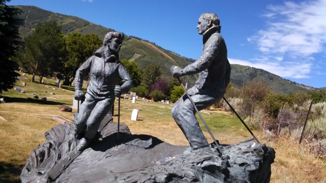 This couple immortalized their love of skiing.